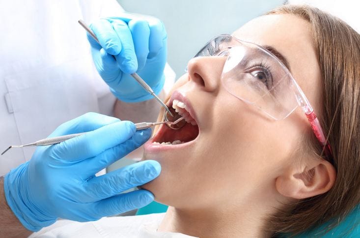 متى تكون جراحة اللثة ضرورية لعلاج انكشاف الجذور؟